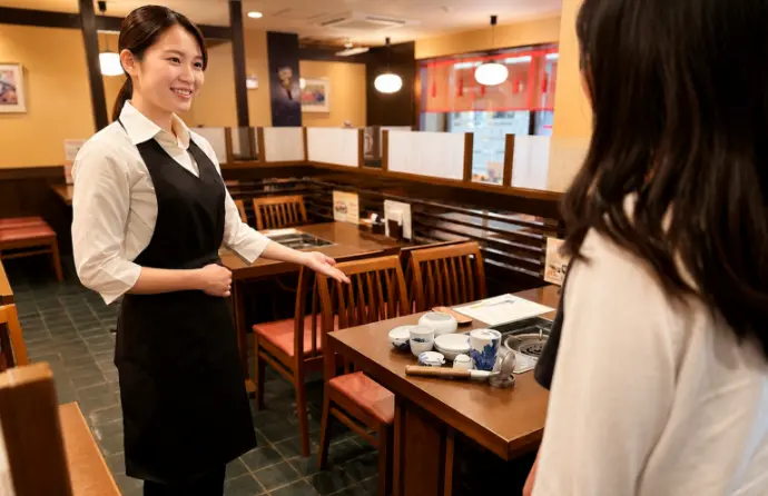 スタッフが案内する様子の画像