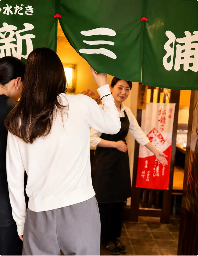 スタッフが案内する様子の画像