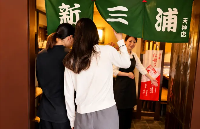 スタッフが案内する様子の画像